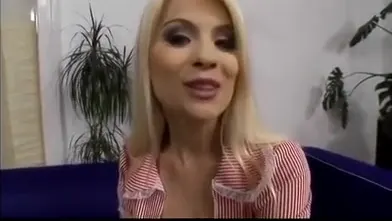 Harika memeli sarışın güneyli belle apartmanda kanepede sikiliyor