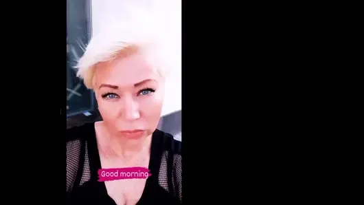 Havalı olgun evli kaltak Aimee: ağızda yarak ve yüksek sesle sallayarak orgazm. Herkes böyle yaramaz bir sürtükle evlenmek istiyor! ))