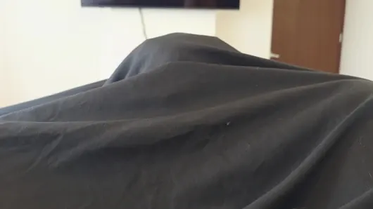 Hayır, hayır! Üvey kız kardeşim beni mastürbasyon yaparken yakaladı! Ama boşalmama yardım etmek için bana sakso çekti!