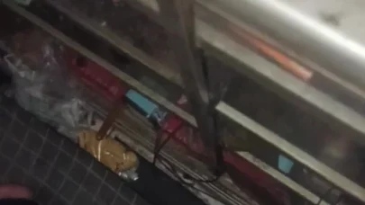 Her yerde yarağı emiyor ve ağzından çıkıyor