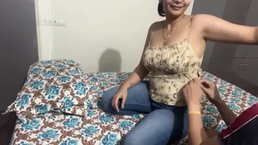 Hintli evli kadın hizmetçiyle seks yapıyor