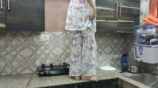 Hintli jija sali mutfakta seks romantizmi Hintli jija sali edepsiz Hintçe konuşuyor sert seks