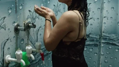 Hintli kadın banyo yapıyor