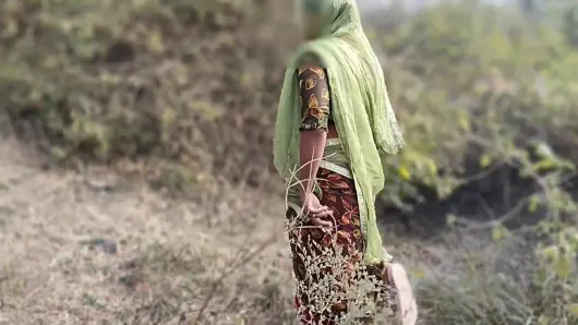 Hintli köylü kız ormanda bir hediye için sikiliyor, Hintçe hd video