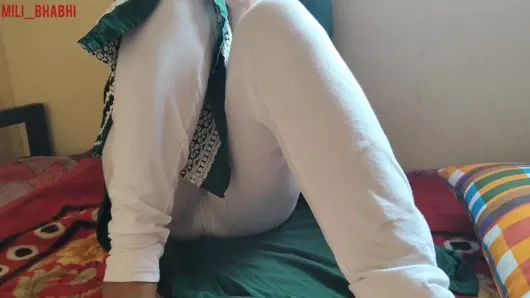 Hintli köylü üvey kız kardeş üvey erkek kardeşinin büyük yarağıyla seks istiyor, Hintçe sesli edepsiz konuşma videosu