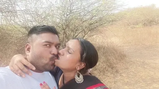 Hintli Marathi kavita yenge ormanda Tatya erkek arkadaşıyla sikişiyor, fahişe gibi yarağa biniyor, Saree’de iyi iş ver