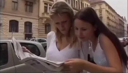 İki ateşli hatun ve iki büyük memeli adam grup seks yapıyor