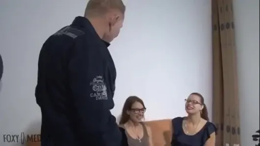 İki En İyi Arkadaş Penisle Oynuyor