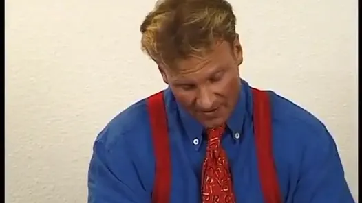 İki kıllı nine genç bir adamın yarağını tatmin ediyor
