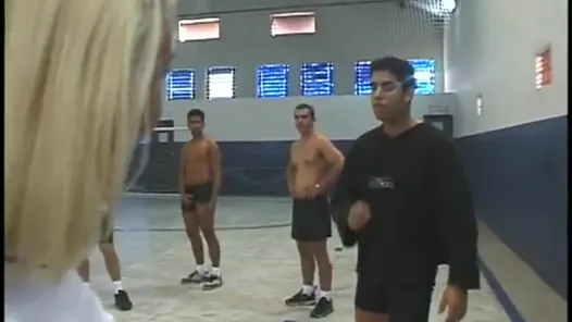 iki sarışın kızlar azgın adamlar bir grup arasında paylaşılan olsun