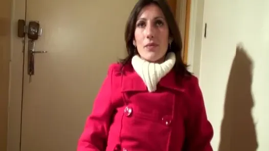İnce bir Fransız kadın iki sert yarakla çifte sikiliyor