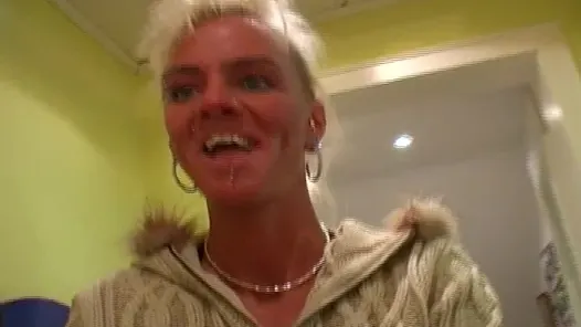İnce ve eski Alman sarışın seviyor doldurma ona yapay penis derin içeride