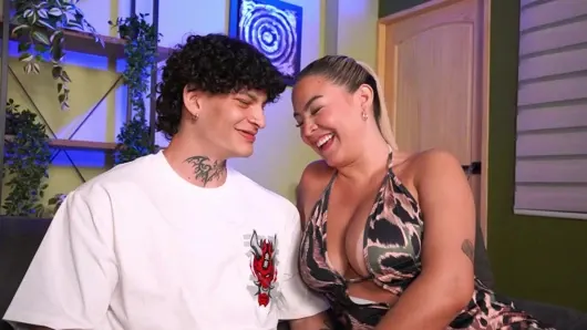 İri göğüslü üvey anne onu teselli ettikten sonra üvey oğlunu sikiyor. Jordy Fabian y Daniela Gomez
