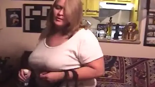İri güzel kadın her yarağı boşaltabildiği gösteriyor