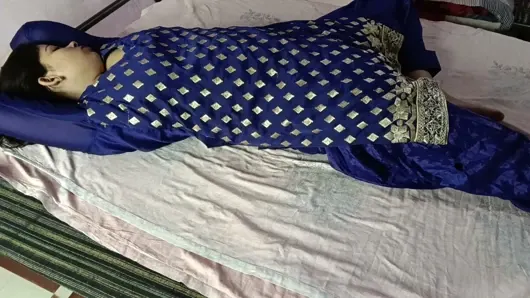 İtaatkar seks kölesi kelepçeli ve acı içinde şiddetli bir şekilde cezalandırılıyor ve buna bayılıyorum, HINTÇE SES