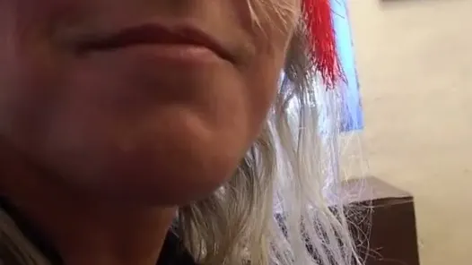 İtalyan amatör kız maskeli sikiliyor