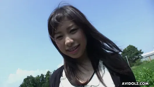 Japon esmer karin asahi, bir yabancının sansürsüz sokakta kıllı amını parmaklamasını sağlar.