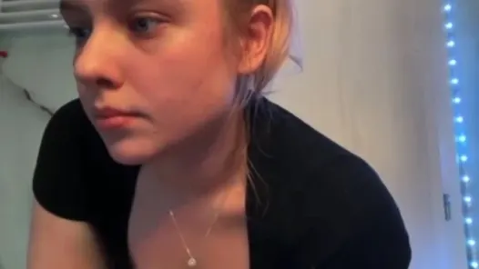 Jucielussie ile yakın çekim fışkırtıyor ve sıkı amcığını parmaklıyor