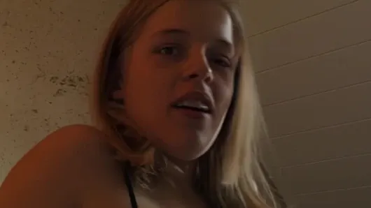 junge blondine freut sich auf das casting und faengt direkt an sich zu fingern