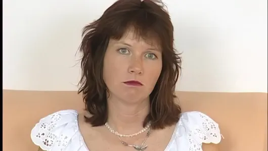 junge mutter kommt beim dildo fick vor der kamera