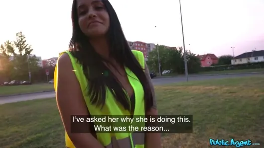 Kamu görevlisi – minyon tatlı kız çöpleri alıyor, ama jennifer mendez’in şipşiş için durduğu ortaya çıktı
