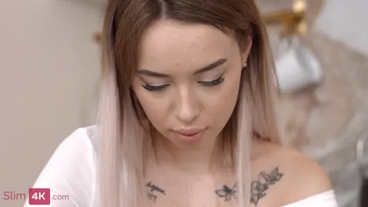 Karolina Geiman – sıska dövmeli genç kızda iki yarak
