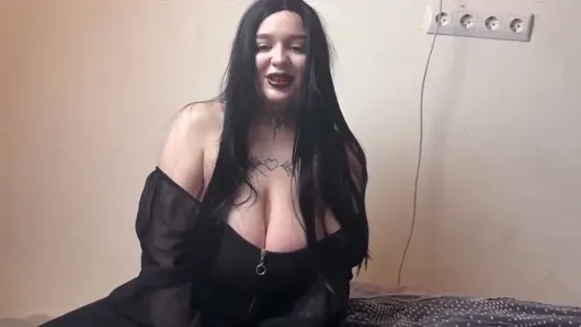 Kartlarda bana kaybedilen gotik bir kız. Onun sikimi emmesini diledim.