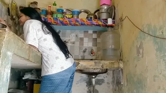 Kayınbiraderi Holi’de baldızımın büyük meme uçlarını çimdiklıyor, mutfakta vahşi seks