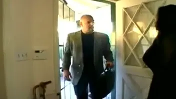 Kel kafalı beyaz adam tombul latin kadının ayaklarını emdikten sonra sert sikişiyor