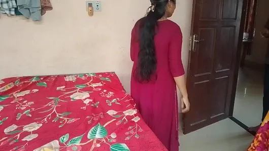 Kerala ev hanımı evde kimse yokken erkek arkadaşını arıyor