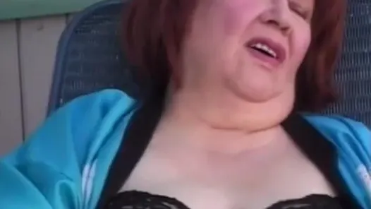 Kızıl saçlı nine kendini tatmin etmeyi seviyor