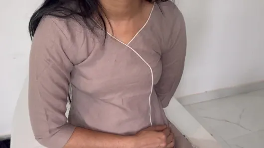 Köylü doktor klinikte gerçek üvey annesini sikiyor Hintçe seks hikayesi tam film