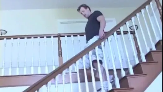 Küçük memeli genç sarışın büyük yarakla sikiliyor ve ağzına boşalıyor