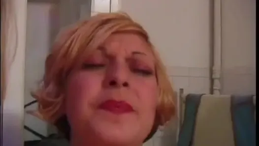 Lateksli iki sarışın sahibe genç köle kıza ateşli mum ağdası döküyor