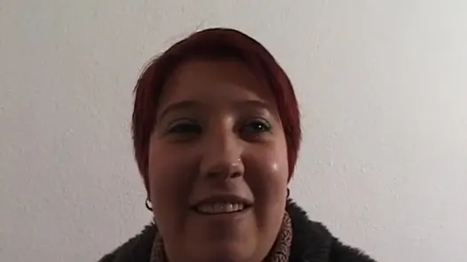 Laura 25 Jahre kraeftig geht Ihrem freund waehrend des Casting nicht Fremd oder