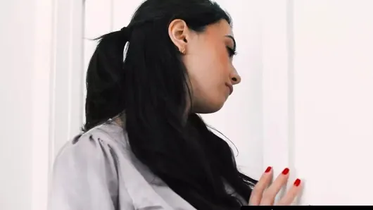 Lez be bad – mastürbasyon yaparken yakalandı Nicole Doshi sert büyük memeli oda arkadaşı Chloe Surreal tarafından fışkırtmaya devam ediyor