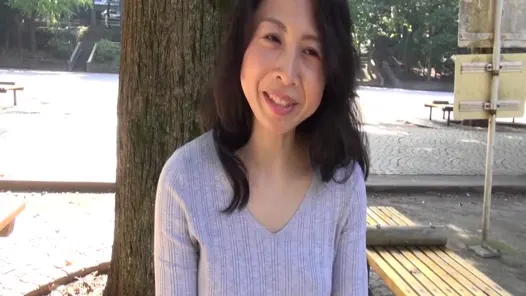M967G02 A mature woman with a clean atmosphere with a nice smile and a nasty gap!