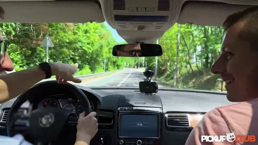 Mahsur kalan mini mitzi, kapüşonunun altında dolaşan Nick Ross ve Charlie Dean’den ani bir şekilde biniyor