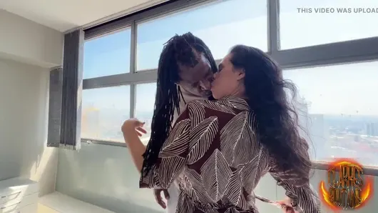 Mercy olmadan Brezilyalı düzgün vücutlu iri güzel kadın orta yaşlı seksi kadın fragman