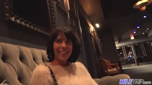 Milftrip milf lexi foxy wraps kedi dudakları etrafında büyük çük