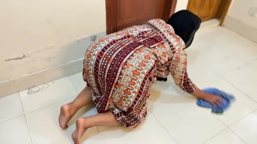 Mısırlı güzel büyük götlü düzgün vücutlu Müslüman ateşli üvey anne yatağın altına sıkıştıktan sonra benden anal sikiş istiyor!