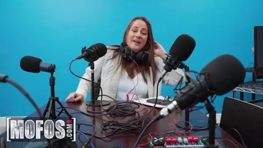 Mofos – Bree Brooks johnny love’ı göğüsleriyle azdırıyor, canlı bir podcast’i tutkulu bir sikiş festivaline dönüştürüyor