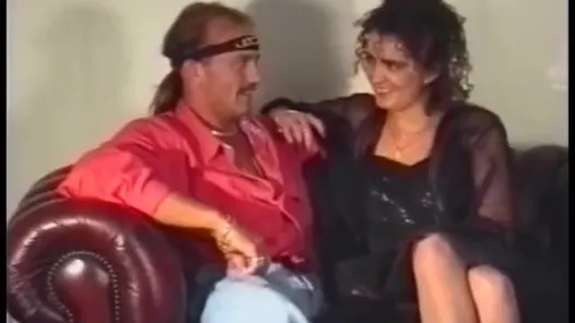 Muhteşem hatun ıslak amını büyük bir direğe sert siktirmeyi seviyor