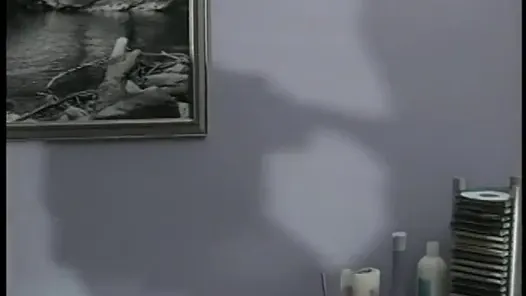 Muhteşem tatlı kız amının derinliklerinde büyük bir yarak hissini seviyor