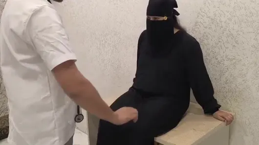 Müslüman kadınlar muayene için kliniğe geliyor doktor amını sikiyor