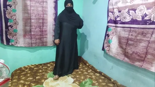 Müslüman kız tesettürlü bebek ilk kez seks hakkında konuşuyor