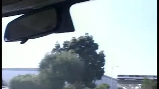 Müstehcen sarışın erkek avcısı diğer adam onunla çikolatalı cha-cha dansı yaparken topuzu cilalamayı seviyor