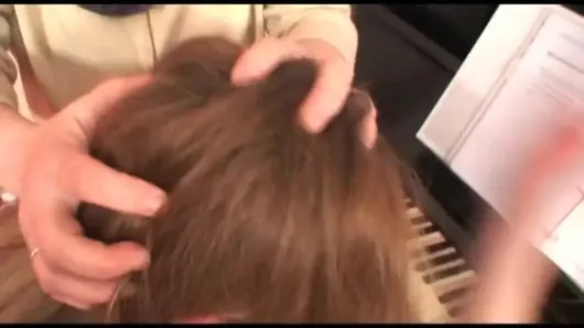 Müzik öğretmeni genç öğrencisine kızdı, yaşlı kocasını aradı