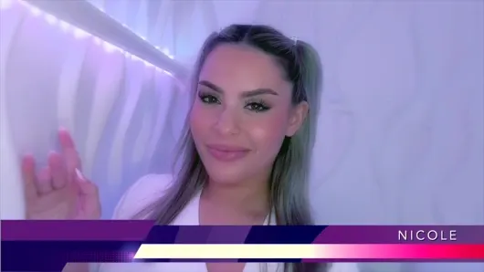 Nicole Aria yutma salonunda tatmin oluyor