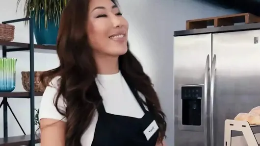 Nicole Doshi’nin cinsel arzularını tatmin etmesi gerekiyor ve ateşli garsonu Kazumi yardım etmeye hevesli olduğu için şanslı – twistys